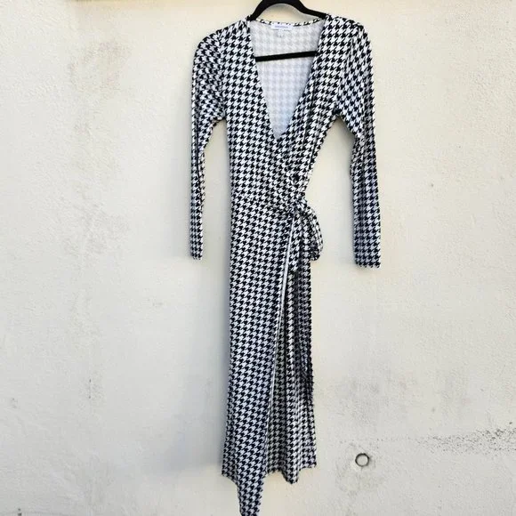 GOOD AMERICAN Houndstooth Daynight Long Sleeve Midi Wrap Dress